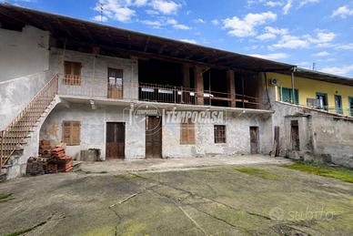 SOLUZIONE INDIPENDENTE CON CORTILE PRIVATO E TETTO