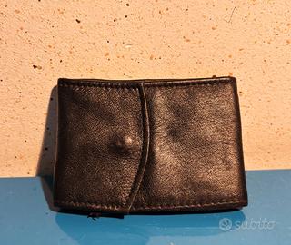 Portamonete piccolo con passante per cintura.