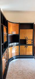 parete da sala con tavolo e sedie