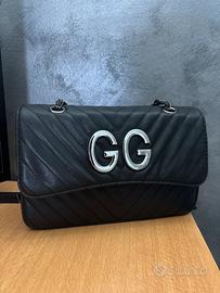 Borsa nera trapuntata con catena e dettaglio GG