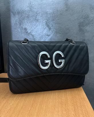 Borsa nera trapuntata con catena e dettaglio GG