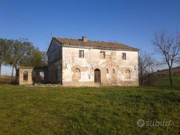 Casale da ristrutturare con ampio giardino