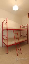 Letto a castello in metallo rosso