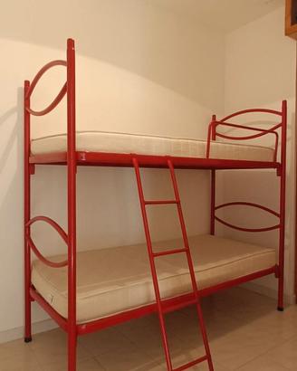 Letto a castello in metallo rosso