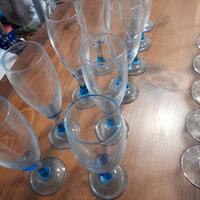 bicchieri floute trasparenti e azzurri 