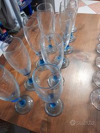 bicchieri floute trasparenti e azzurri 