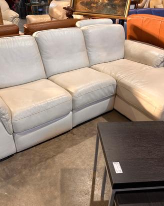 Divano Dondi Salotti in pelle bianca con penisola