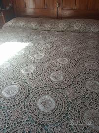 Copriletto doppio matrimoniale uncinetto e ricamo