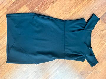 Tubino nero attillato con spacco e con scollo