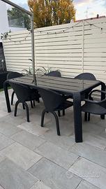 Tavolo da esterno con sedie e cuscini