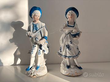 Coppia statuine vintage in porcellana bianca e blu