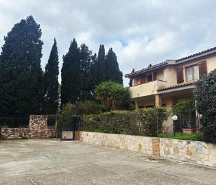 Rifinita villa bifamiliare con ampio giardino
