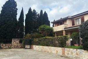 Rifinita villa bifamiliare con ampio giardino