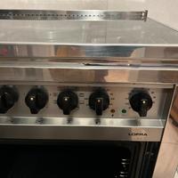 Fornello a gas con cinque fuochi