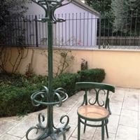 Attaccapanni e sedia modello Thonet