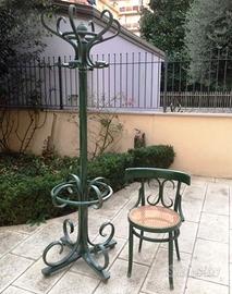 Attaccapanni e sedia modello Thonet