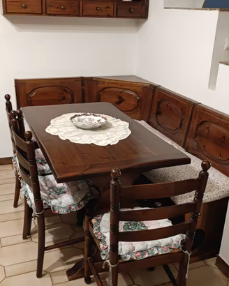 Tavolo da pranzo con panca