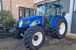 trattore New Holland T5060 con 980 ore