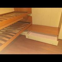 Camera per ragazzi. Due letti e due scrivanie.