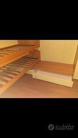 Camera per ragazzi. Due letti e due scrivanie.