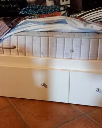 letti singoli  in legno con cassettoni e materassi