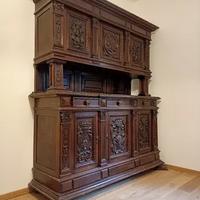 CREDENZA ANTICA IN NOCE INTAGLIATO