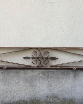 Inferriata sopra porta antica