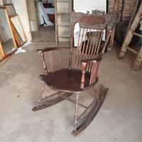 Sedia a dondolo in legno vintage