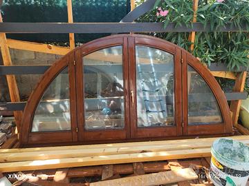 finestra in legno , semi cerchio