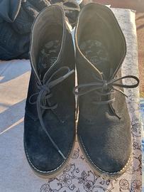 Scarpe allacciate con tacco 