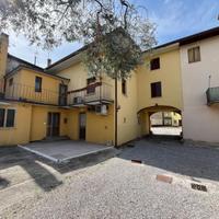 CASA PLURICAMERE CON NEGOZIO E DEPOSITO