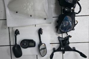 Vari ricambi originali Yamaha R1 2000/2001