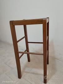 sgabello in legno robusto 