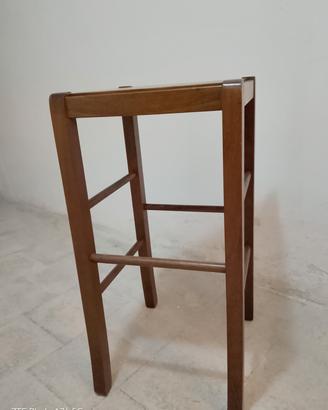 sgabello in legno robusto 