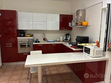 Cucina lube rossa e bianca con penisola completa