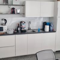 Cucina con lavastoviglie,tavolo,6 sedie