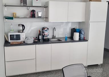 Cucina con lavastoviglie,tavolo,6 sedie