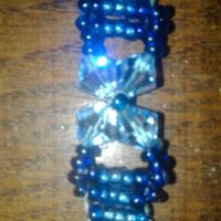 Bracciale blu in perle di vetro e plastica