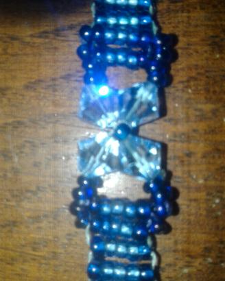 Bracciale blu in perle di vetro e plastica