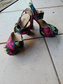 Scarpe floreali con tacco