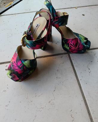Scarpe floreali con tacco