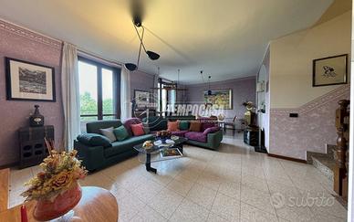 RIF. 538 VILLA SU PIU' LIVELLI CON AMPIO GIARDINO