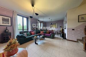 RIF. 538 VILLA SU PIU' LIVELLI CON AMPIO GIARDINO