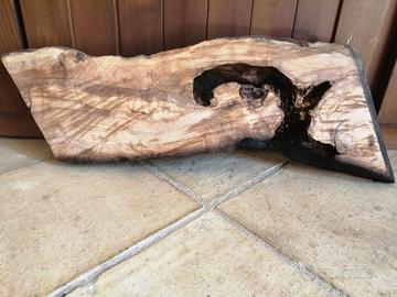 fetta di legno d'ulivo grezzo 