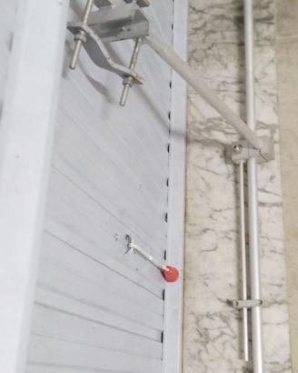 Sistema collineare di antenne per trasmissioni FM
