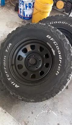 Gomme più cerchi per jeep Wrangler