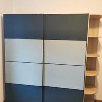 Coppia di armadi con ante scorrevoli