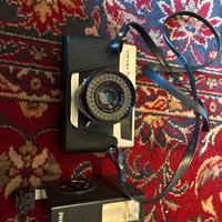 Macchina fotografica vintage Petri 7s II con flash