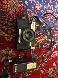 Macchina fotografica vintage Petri 7s II con flash