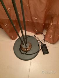 Piantana con illuminazione a pedale